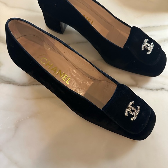 Gorgeous Nearly New Authentic CHANEL Dark Blue Velvet Heels w/Rhinestone Logo - Picture 2 of 6
